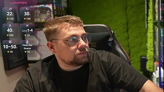 Snapshot of justinitt chatting on November 21, 11:09 am justinitt online show from November 21, 11:09 am