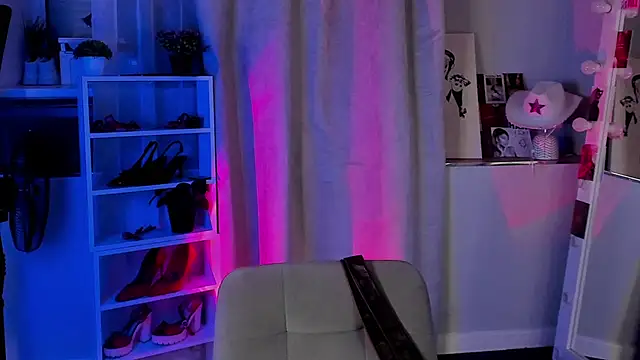 Snapshot of Sahara_Shields chatting on November 14, 10:03 am Sahara Shields online show from November 14, 10:03 am