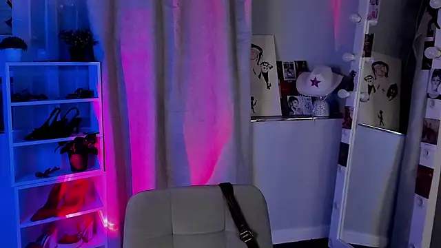 Snapshot of Sahara_Shields chatting on November 15, 10:12 am Sahara Shields online show from November 15, 10:12 am