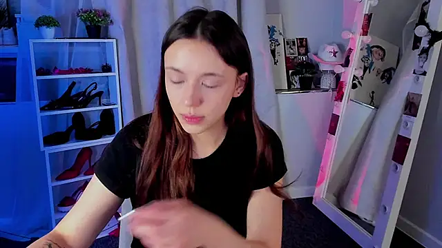 Snapshot of Sahara_Shields chatting on December 4, 7:50 am Sahara Shields online show from December 4, 7:50 am