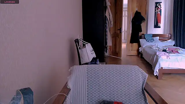 Snapshot of _Roselina_ chatting on March 19, 6:14 am Roselina online show from March 19, 6:14 am