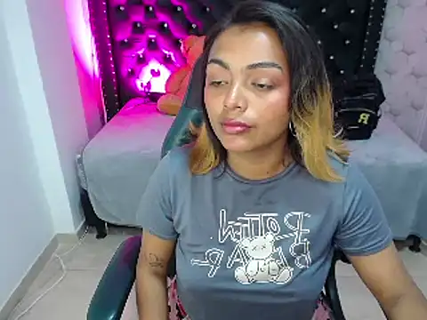 Snapshot of madelein_m chatting on February 7, 7:06 pm madelein m online show from February 7, 7:06 pm