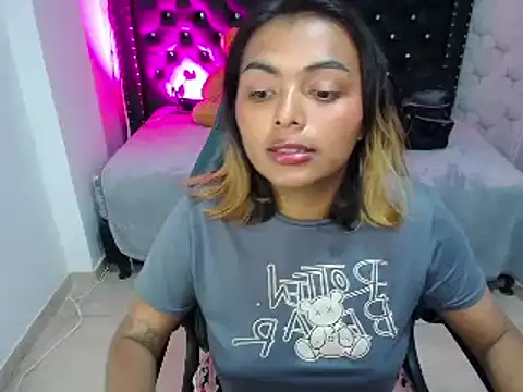 Snapshot of madelein_m chatting on February 7, 10:09 pm madelein m online show from February 7, 10:09 pm