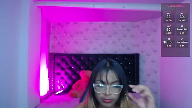 Snapshot of madelein_m chatting on February 19, 7:27 pm madelein m online show from February 19, 7:27 pm