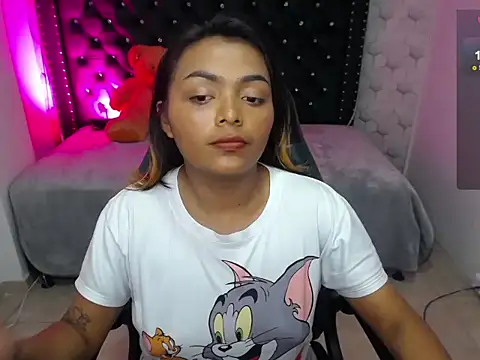Snapshot of madelein_m chatting on February 21, 7:43 pm madelein m online show from February 21, 7:43 pm