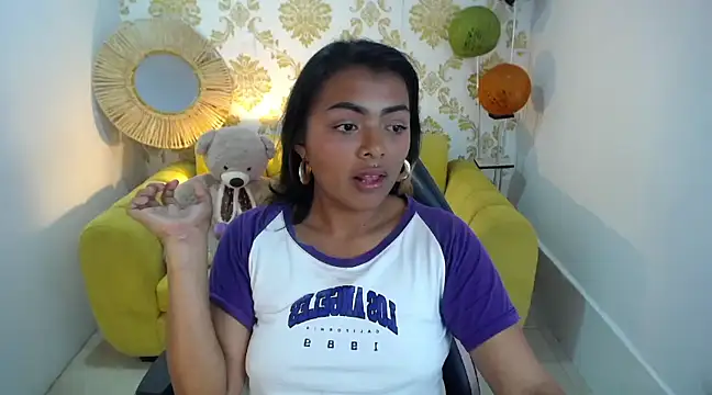 Snapshot of madelein_m chatting on March 1, 1:32 am madelein m online show from March 1, 1:32 am