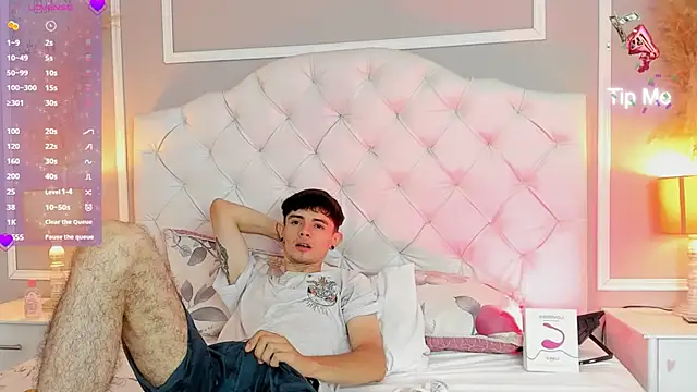 Snapshot of connor_and_angel chatting on February 7, 4:35 pm connor and angel online show from February 7, 4:35 pm