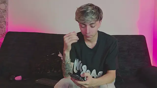 Snapshot of ethan_and_ava chatting on May 16, 2:41 am ethan and ava online show from May 16, 2:41 am
