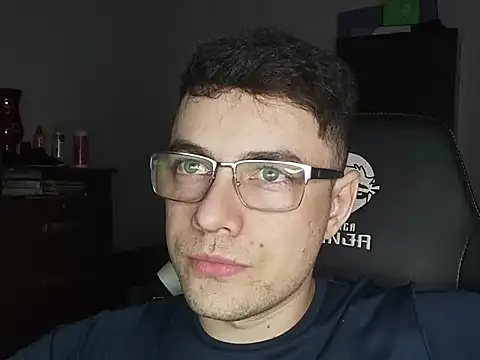 Snapshot of Dyllan__ chatting on October 23, 1:38 am Dyllan online show from October 23, 1:38 am