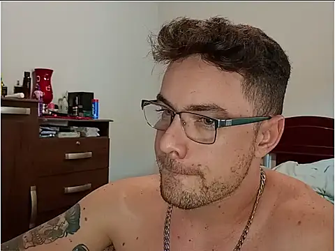 Snapshot of Dyllan__ chatting on April 21, 2:23 pm Dyllan online show from April 21, 2:23 pm