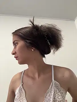 Bella still online show from February 17, 1:18 pm