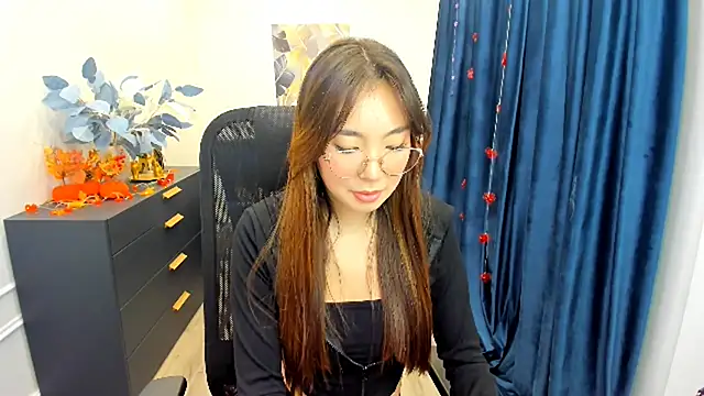 AnnaReyla online show from November 2, 11:45 am