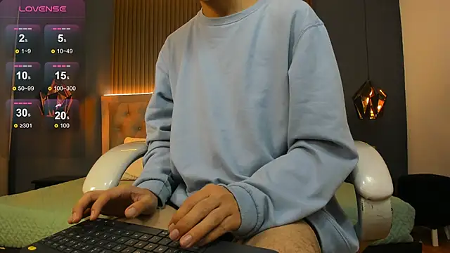 Snapshot of Cum_hunters chatting on October 9, 3:37 am Cum hunters online show from October 9, 3:37 am