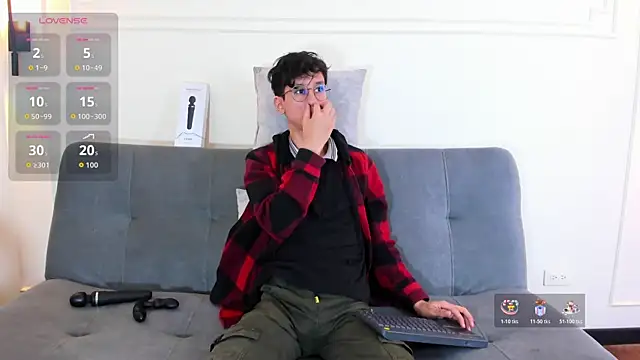 Snapshot of Cum_hunters chatting on November 8, 3:18 am Cum hunters online show from November 8, 3:18 am