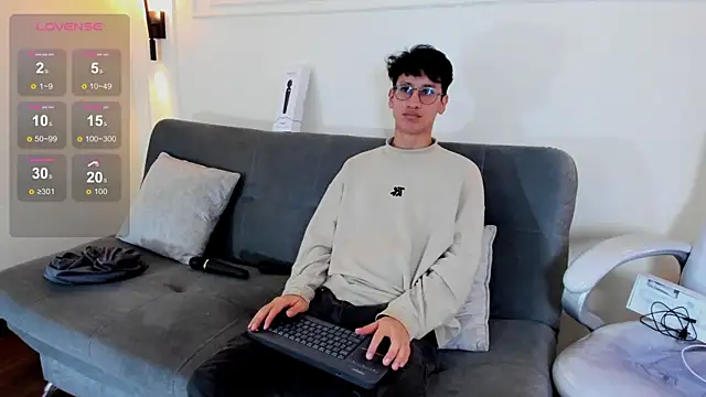 Snapshot of Cum_hunters chatting on November 13, 3:16 am Cum hunters online show from November 13, 3:16 am