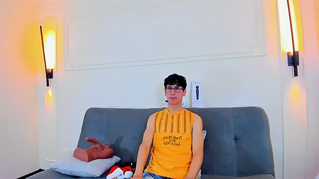 Snapshot of Cum_hunters chatting on December 4, 3:49 am Cum hunters online show from December 4, 3:49 am