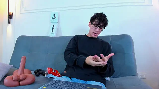 Snapshot of Cum_hunters chatting on December 14, 3:12 am Cum hunters online show from December 14, 3:12 am