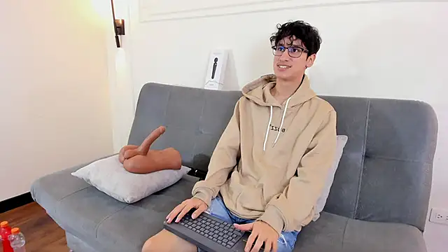 Snapshot of Cum_hunters chatting on December 16, 2:49 am Cum hunters online show from December 16, 2:49 am