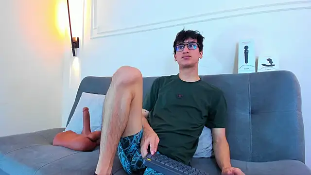 Snapshot of Cum_hunters chatting on December 19, 3:13 am Cum hunters online show from December 19, 3:13 am