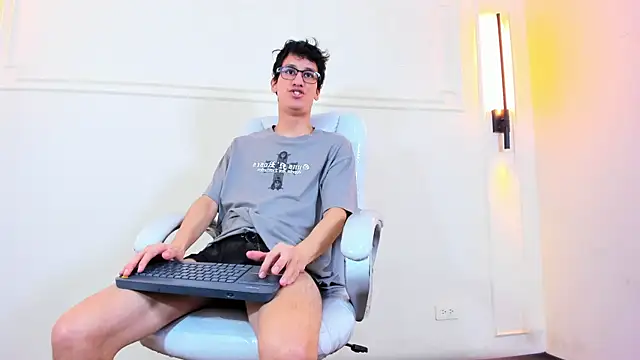Snapshot of Cum_hunters chatting on May 8, 3:12 am Cum hunters online show from May 8, 3:12 am