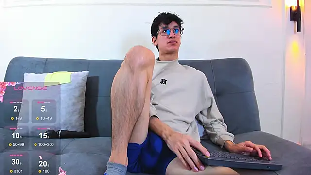 Snapshot of Cum_hunters chatting on May 13, 3:26 am Cum hunters online show from May 13, 3:26 am