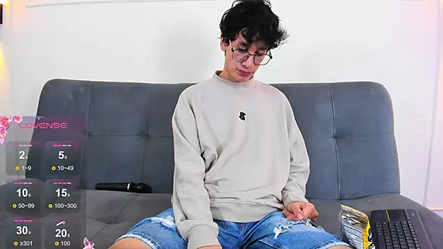 Snapshot of Cum_hunters chatting on May 27, 3:03 am Cum hunters online show from May 27, 3:03 am