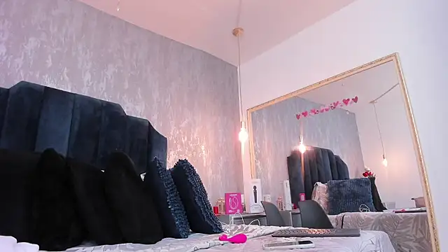 Isis ariany  online show from September 9, 12:26 pm