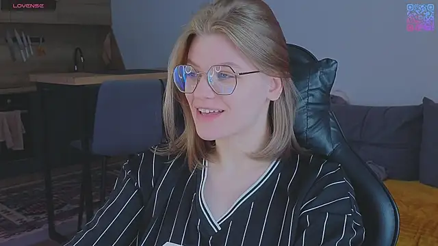  JessieVibes online show from May 9, 3:50 pm