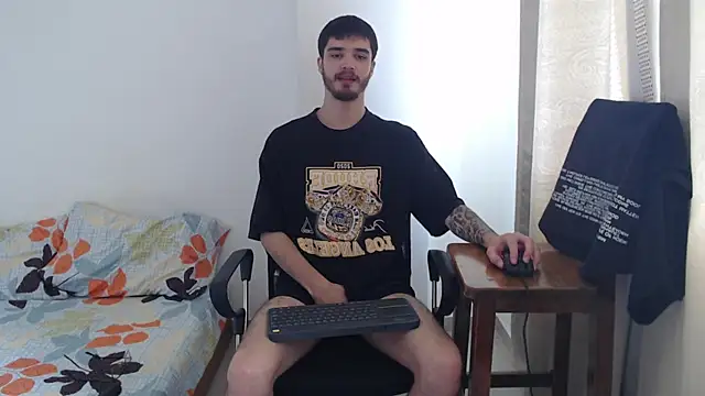 Snapshot of Aleex_Miller chatting on November 5, 3:56 pm Aleex Miller online show from November 5, 3:56 pm