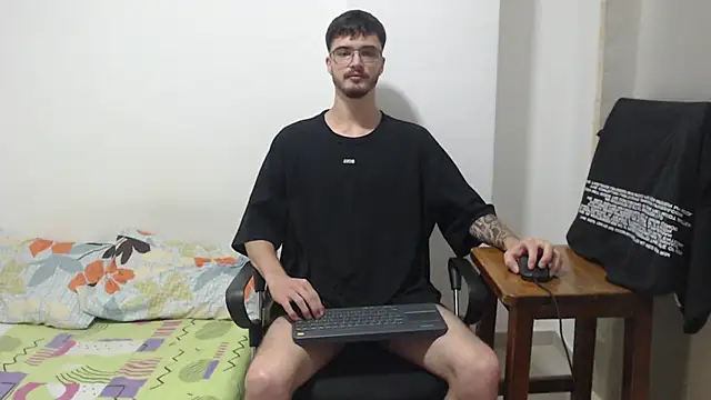 Snapshot of Aleex_Miller chatting on November 17, 3:34 am Aleex Miller online show from November 17, 3:34 am