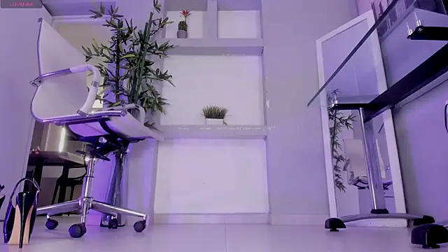 hannah howeell   online show from September 16, 10:05 am