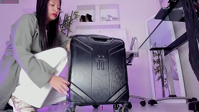 hannah howeell   online show from October 22, 10:15 am