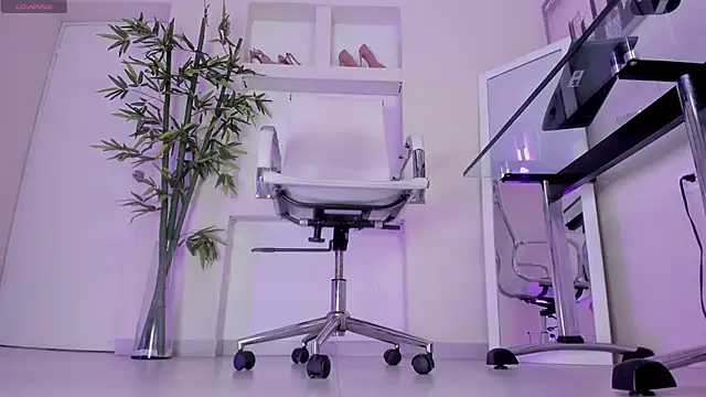 hannah howeell   online show from January 19, 10:19 am