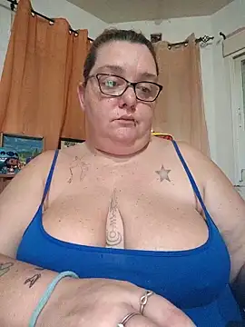 diosacurvy1984 online show from December 16, 8:41 am