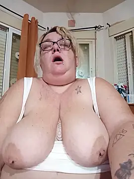Snapshot of diosacurvy1984 chatting on May 28, 7:27 am diosacurvy1984 online show from May 28, 7:27 am