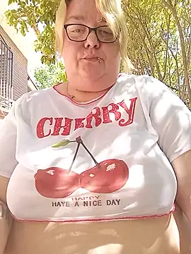 Snapshot of diosacurvy1984 chatting on June 6, 11:26 am diosacurvy1984 online show from June 6, 11:26 am