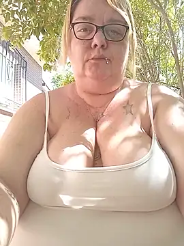 Snapshot of diosacurvy1984 chatting on June 8, 10:15 am diosacurvy1984 online show from June 8, 10:15 am
