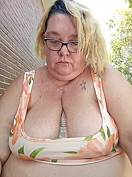 Snapshot of diosacurvy1984 chatting on July 10, 4:20 pm diosacurvy1984 online show from July 10, 4:20 pm
