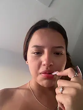 Snapshot of Sofia18_pinkk chatting on October 28, 10:34 pm Sofia18 pinkk online show from October 28, 10:34 pm