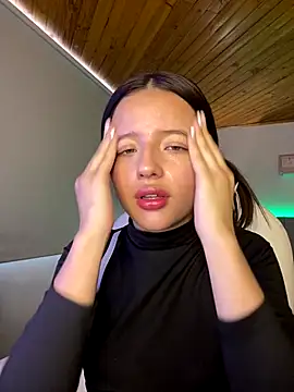 Snapshot of Sofia18_pinkk chatting on December 4, 8:39 pm Sofia18 pinkk online show from December 4, 8:39 pm