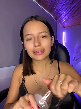 Snapshot of Sofia18_pinkk chatting on May 22, 9:31 pm Sofia18 pinkk online show from May 22, 9:31 pm