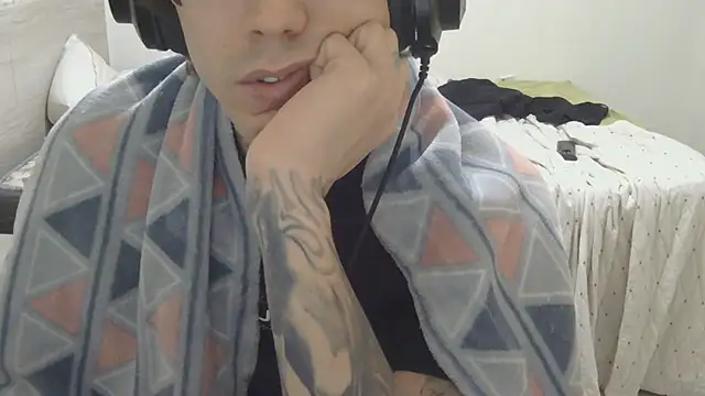 Snapshot of smokingink chatting on June 24, 1:15 am smokingink online show from June 24, 1:15 am