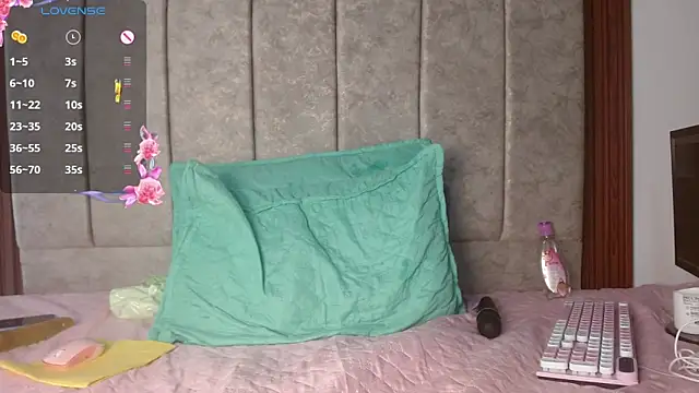 Snapshot of JosieBrown_ chatting on May 5, 8:17 pm JosieBrown online show from May 5, 8:17 pm