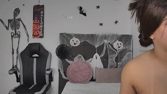 Snapshot of AmandaBrooks_18 chatting on October 22, 12:55 am AmandaBrooks 18 online show from October 22, 12:55 am