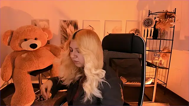 DiaAngell online show from December 17, 7:31 pm