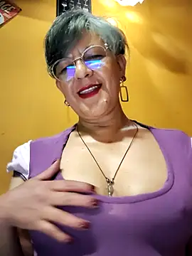 Snapshot of ilonna2025 chatting on July 16, 10:38 pm ilonna2025 online show from July 16, 10:38 pm