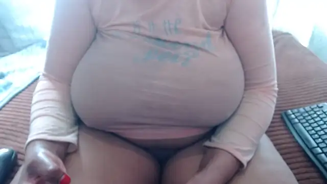 Snapshot of BUBBLYBUNNYxx chatting on May 6, 9:47 am BUBBLYBUNNYxx online show from May 6, 9:47 am
