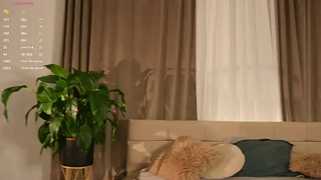 Snapshot of GiKarerra chatting on June 7, 8:23 pm GiKarerra online show from June 7, 8:23 pm