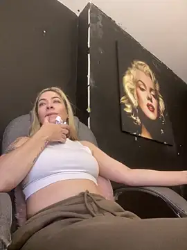 viktoria davis  online show from February 26, 11:15 pm