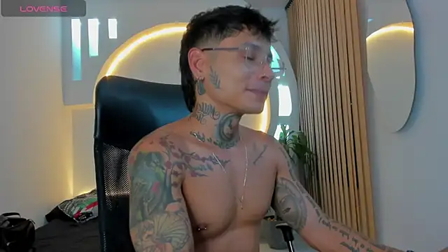 Snapshot of tattokoi chatting on January 19, 4:44 am tattokoi online show from January 19, 4:44 am